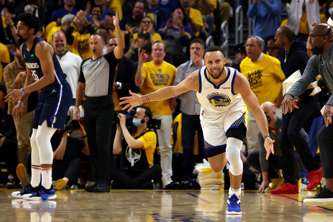 哪些明星去看nba(勇士独行侠G2场边众星云集！阿黛尔观战，满脸笑容向球迷致意)