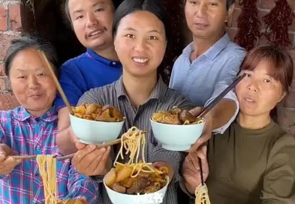 牛爱芳小春花：没有路虎，没有别墅，粉丝和电视台欠我们一个道歉