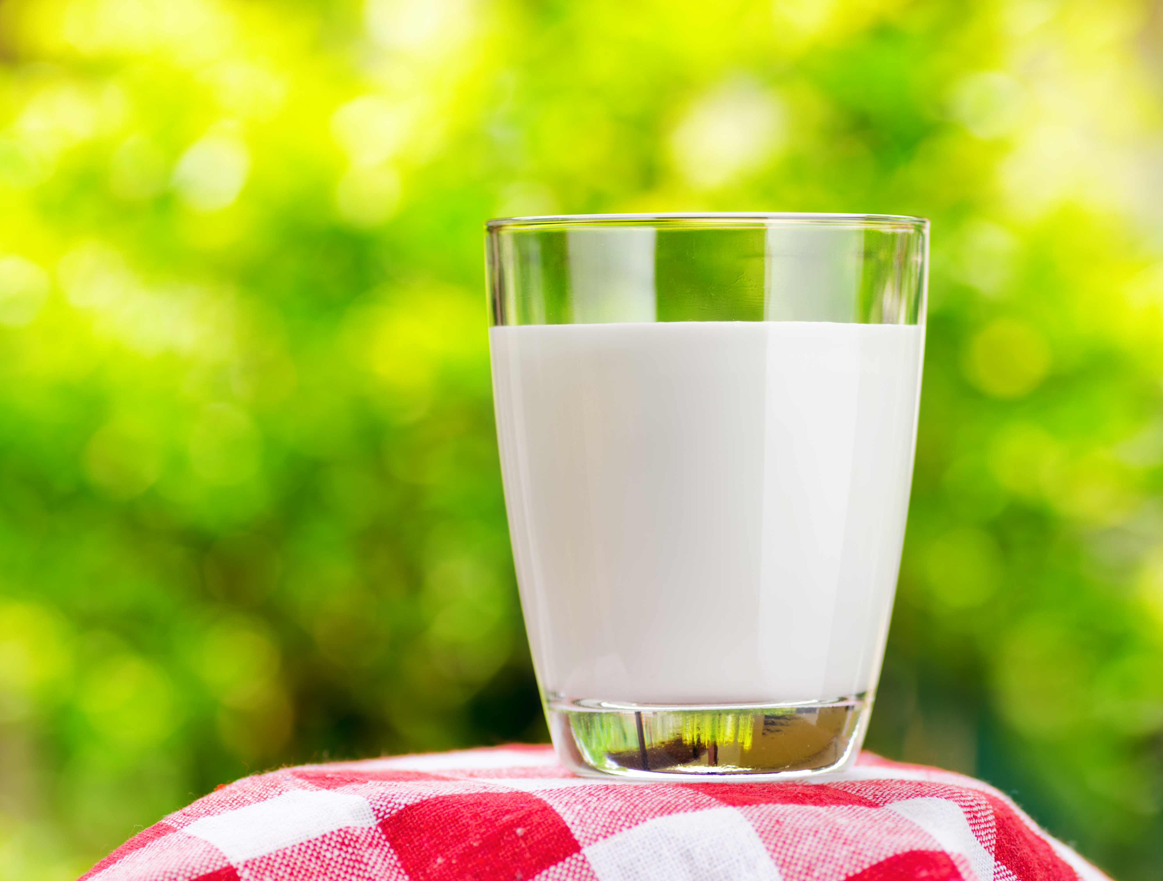 全脂乳、低脂乳、脱脂乳，到底哪种奶对孩子更健康呢？