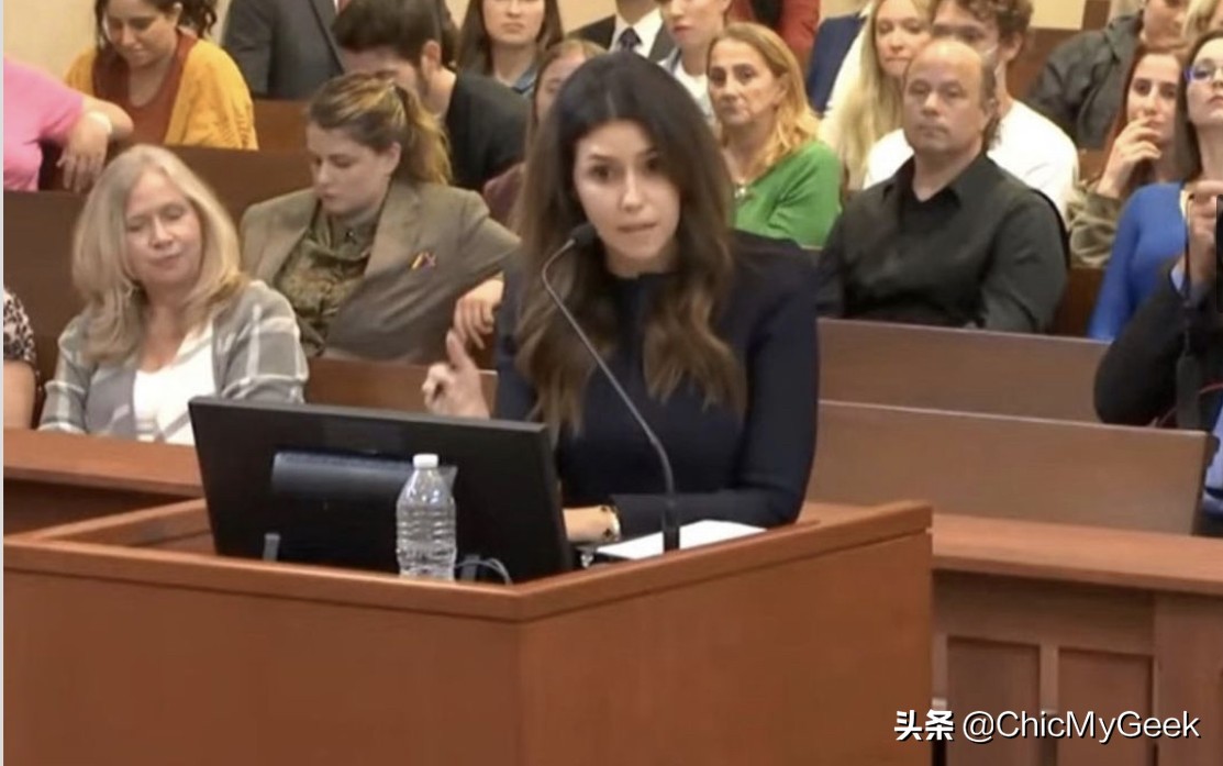 德普爆新恋情？和美女律师法庭咬耳朵暧昧对视，疯传燃爱火