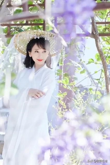 赵雅芝：不老女神笑容甜美，高贵大方，气质太迷人了