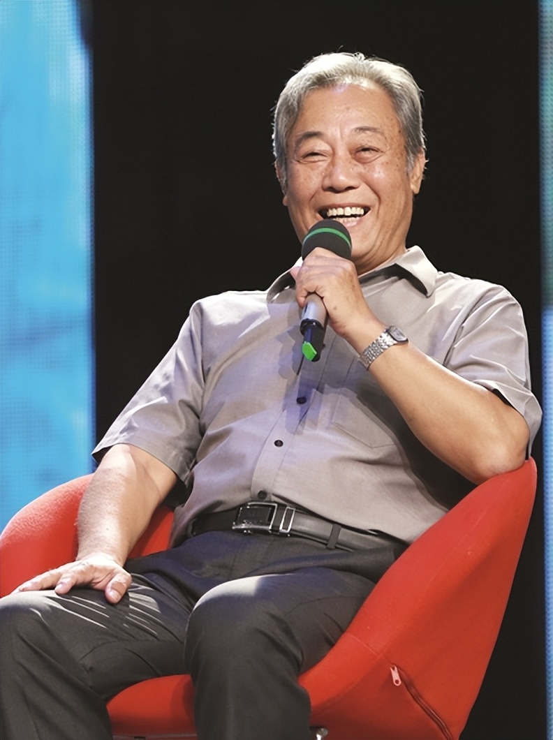 甘当12年"家庭煮夫",冯恩鹤对家庭尽职尽责,74岁依旧在演戏