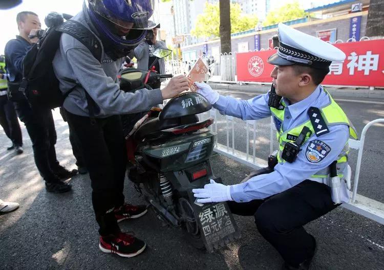 车主注意：持C1驾照骑电动车准驾不符加无牌，记24分还要处罚款