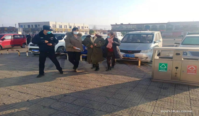 乌海市解放路派出所民警帮助患病老人去异地就医