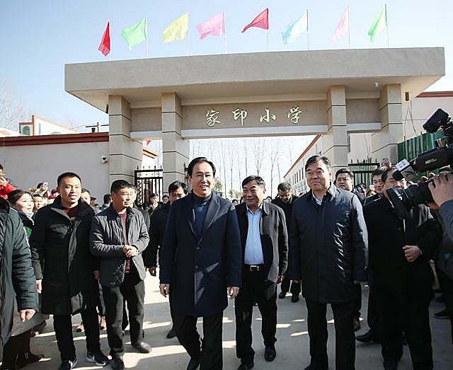 老师给小伙20元学费，40年后他发现恩师贷款买房：把买房费用全免