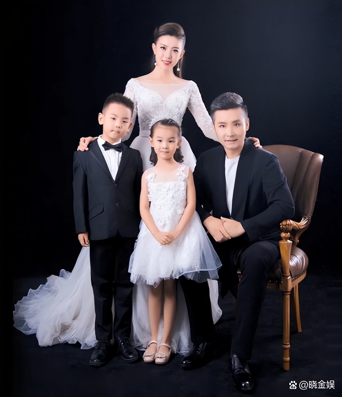 刘和刚:儿女双全甚欢喜,结婚12周年纪念日当天一家四口拍全家福