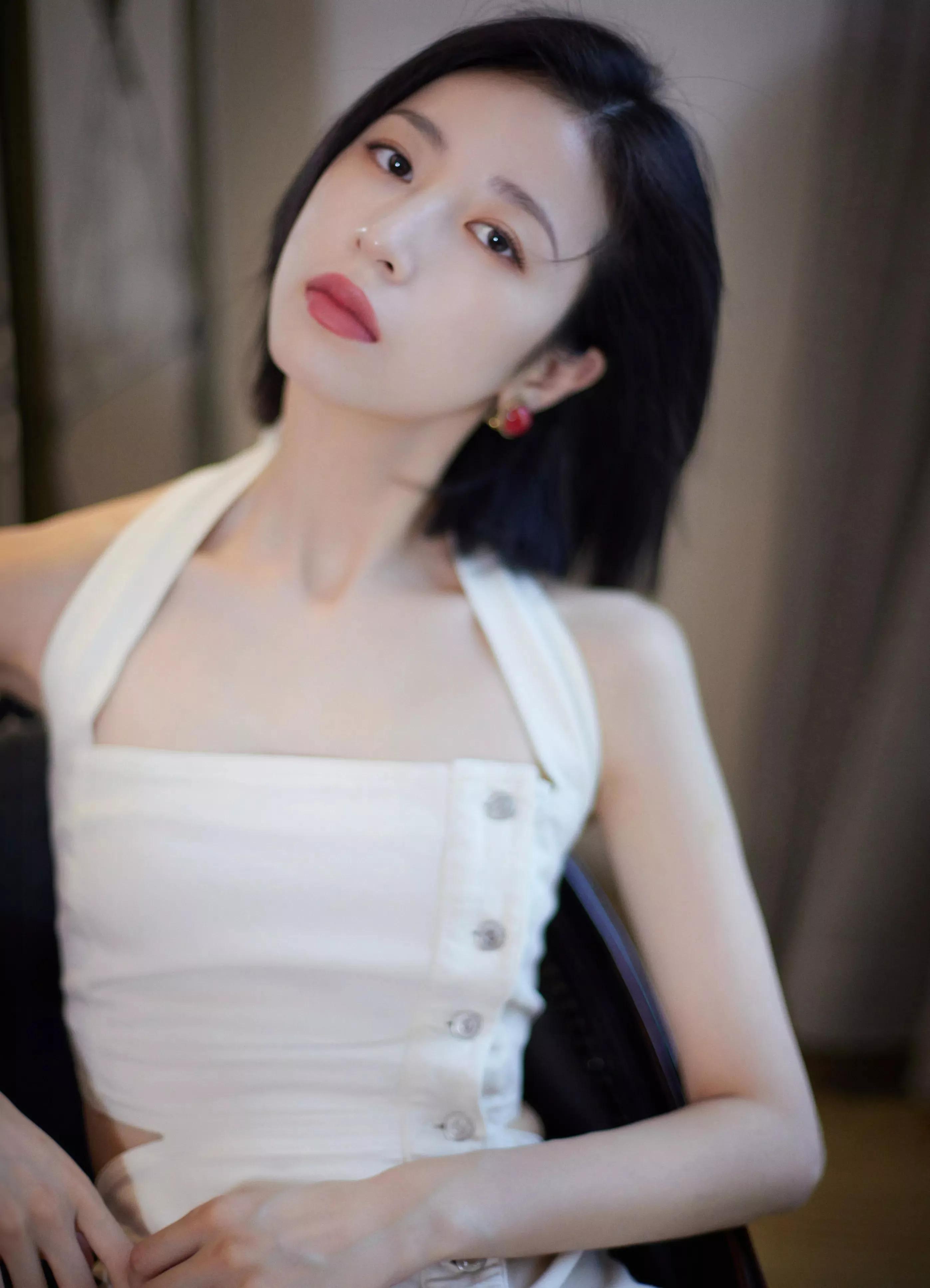 周雨彤：温婉大方，气质优雅，唯美迷人