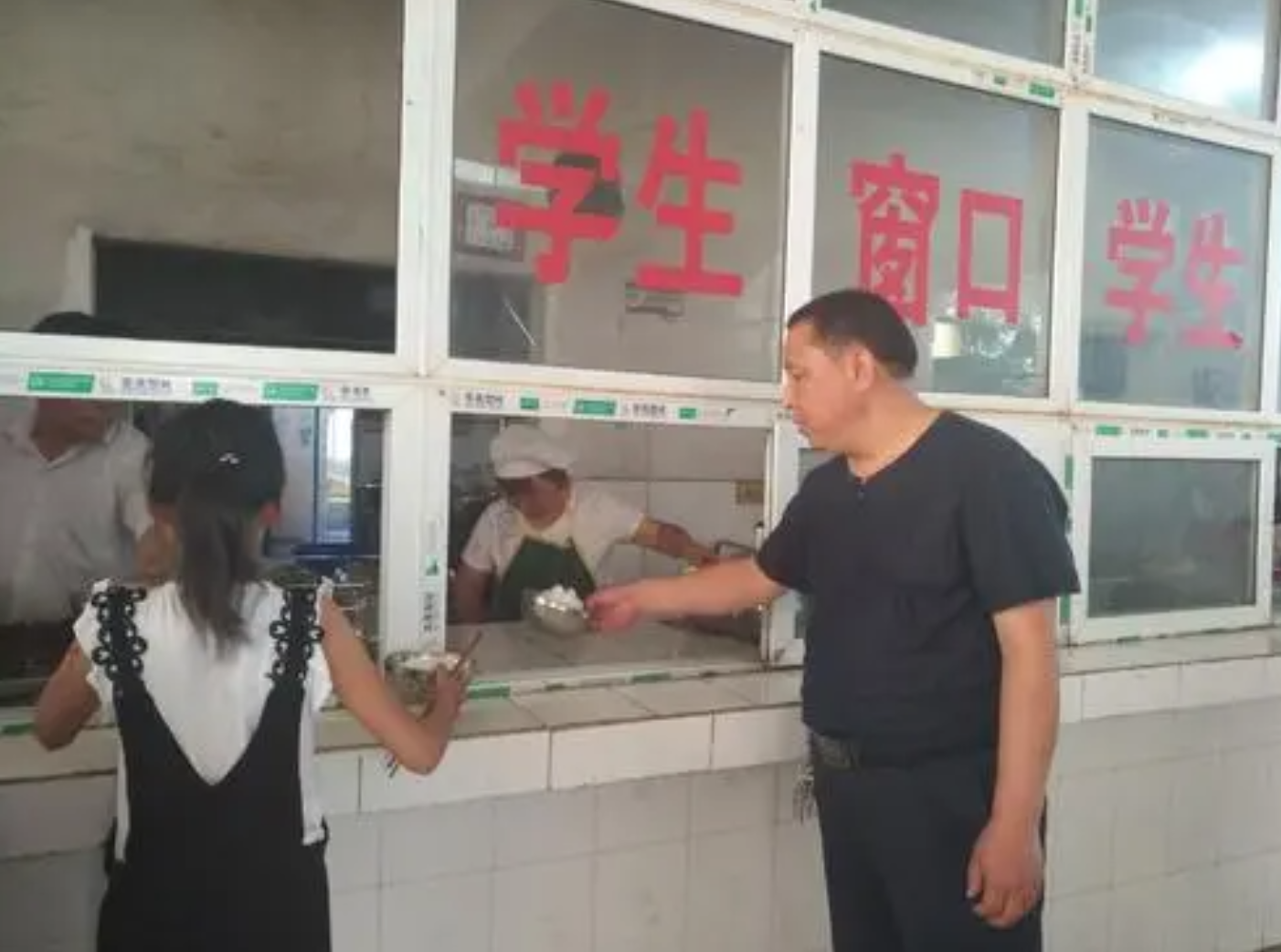 河南学生餐后呕吐事件：“三大责任主体”追责，一个都不能少