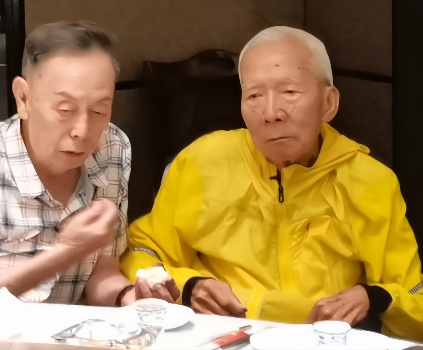 两位相声大师罕同框！85岁黄俊英精神好，87岁杨达坐轮椅行动不便