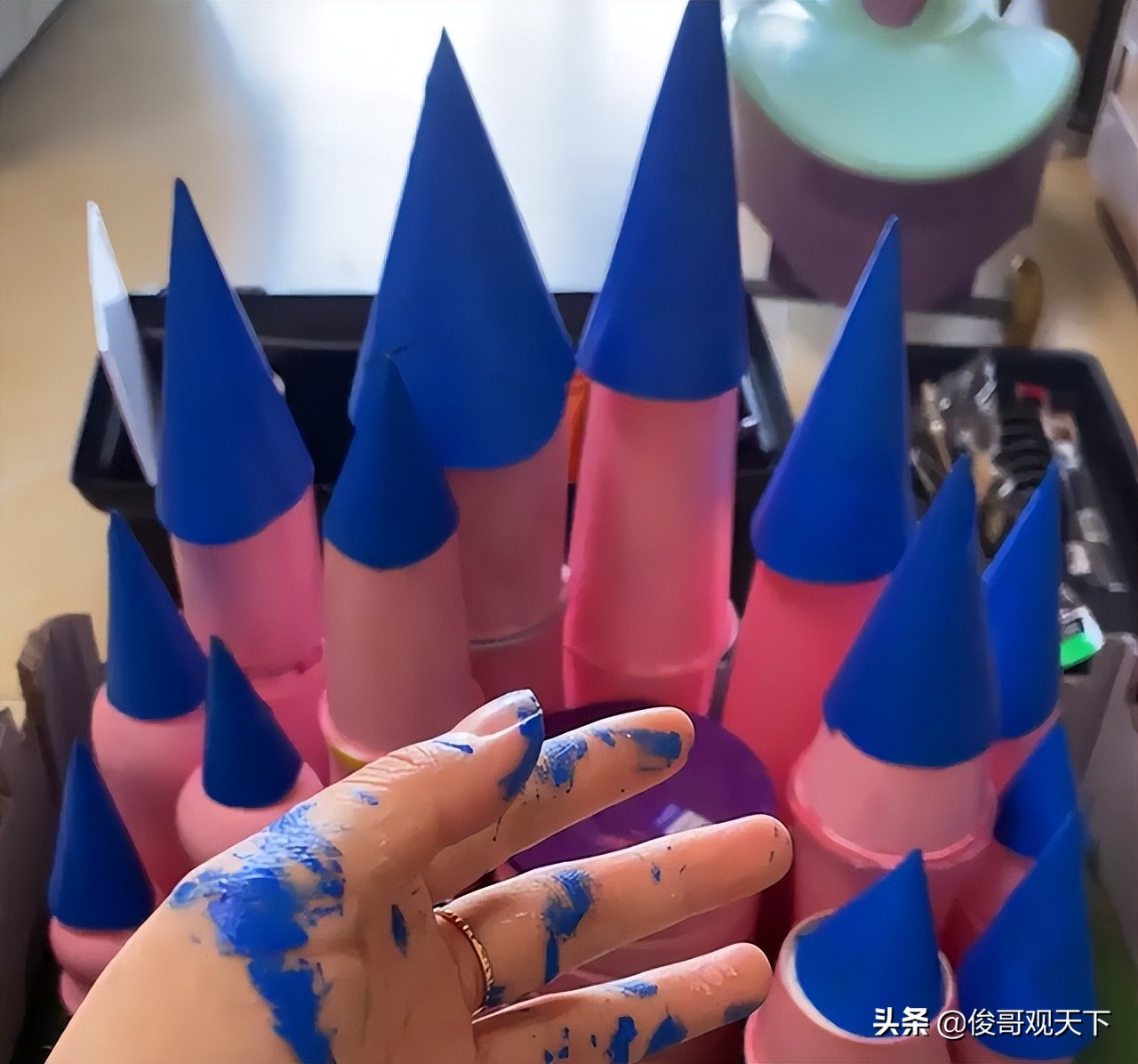 陕西一妈妈做幼儿园手工作业，用空瓶砌成“梦幻城堡”，太惊艳了
