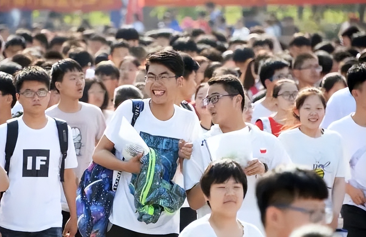 学生高考前，家长要告诉孩子“3句话”，减压还能助高考一臂之力