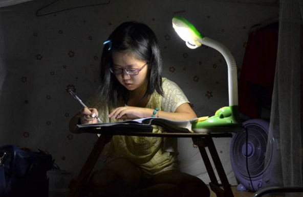 高校女生和男友在宿舍住半个月，被室友举报不道歉，还骂室友矫情