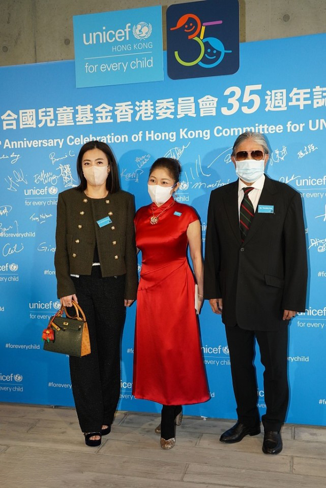 郭晶晶夫妇出席活动互动甜蜜，霍震霆活力满满，阔太甘比贵气十足