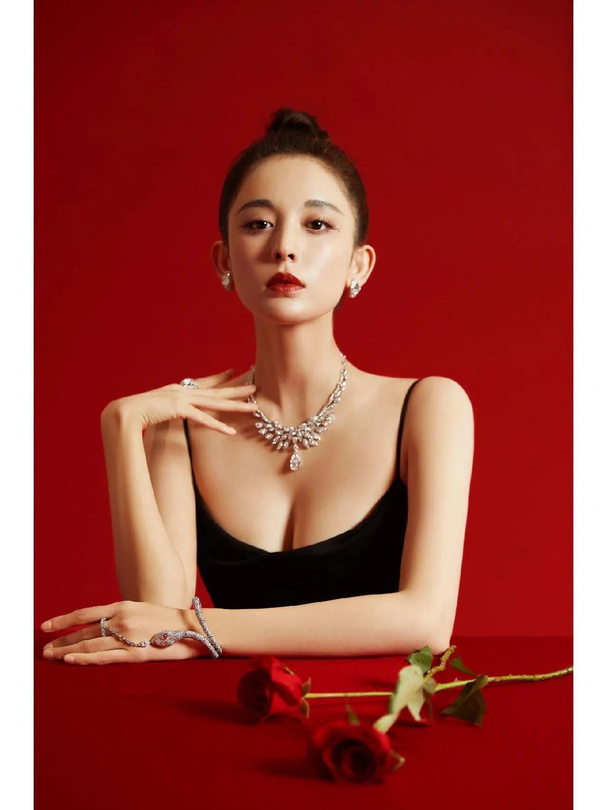 古力娜扎与迪丽热巴同穿黑色连衣裙，你们觉得谁更有魅力呢？