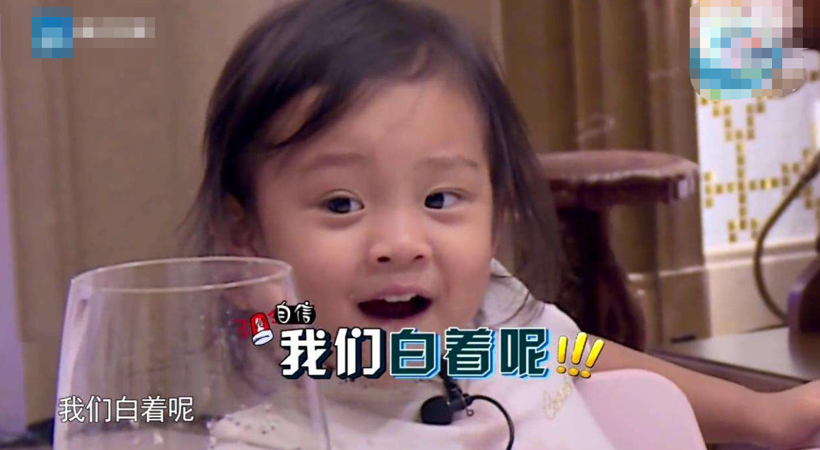 9岁甜馨参加钢琴演出！穿红色西装好帅气，裤子太长走路超大步