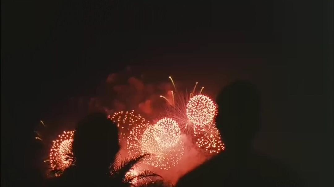 摘皇家警徽，无误差手表，放5次烟花，8部细节拉满的回归题材电影