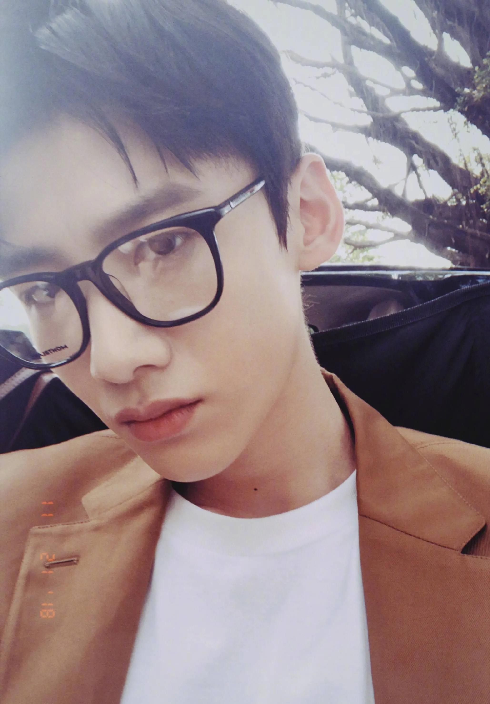 白敬亭夏至未至戴眼镜图片(鞋痴) - 赤虎壹号