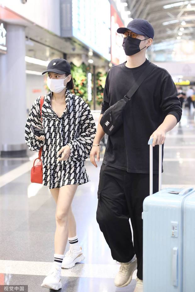 窦骁何超莲现身首都机场 两人十指紧扣甜蜜恩爱