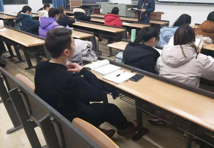 多省市高校迎来消息，放假安排又有调整，元旦后开始“线上教学”