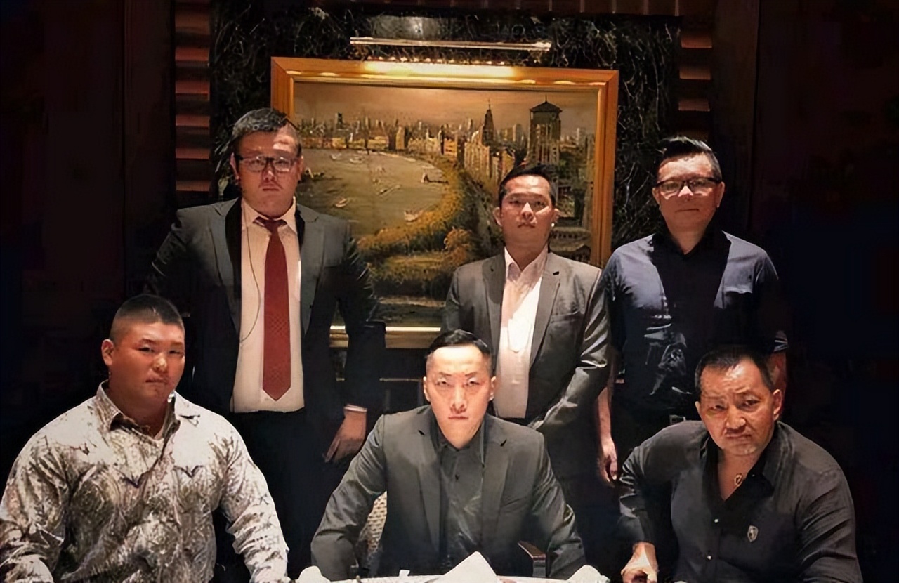 黑帮大佬的美貌女儿：有人隐姓埋名做艺人，有人父亲遗愿不进娱圈