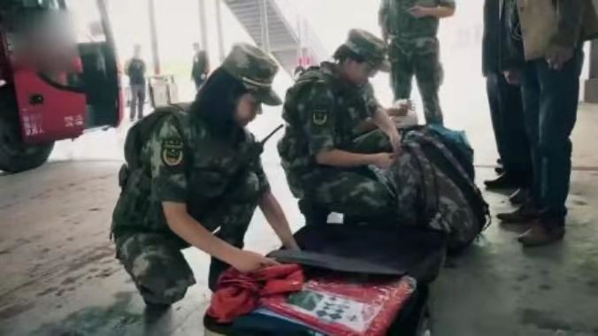 湖北省麻药取缔女警察吴冰梅在8年间逮捕了120多名麻药贩毒者，潜伏在美发沙龙里装扮成“小姐”。