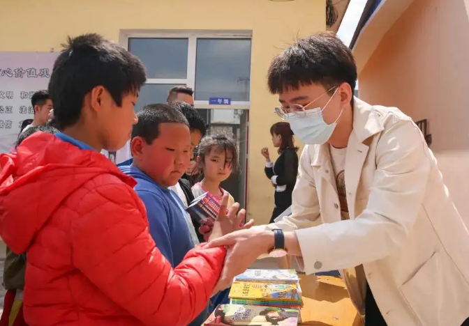 山区家长谈及大学生支教，直言留不住就别来了，孩子们折腾不起