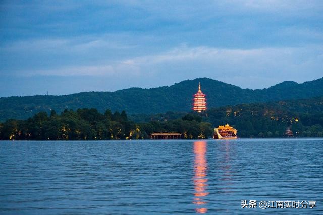 雷峰塔位于浙江省杭州市，完全解锁雷峰塔美景，需要五个观赏视角