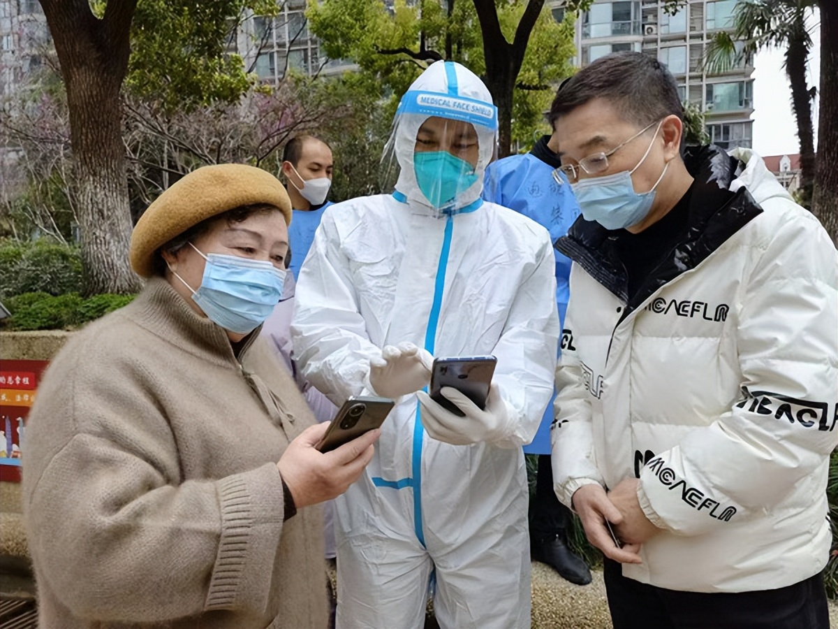 上海市消防救援总队训保支队实战化训练教官王腾蛟就投身抗疫一线,成