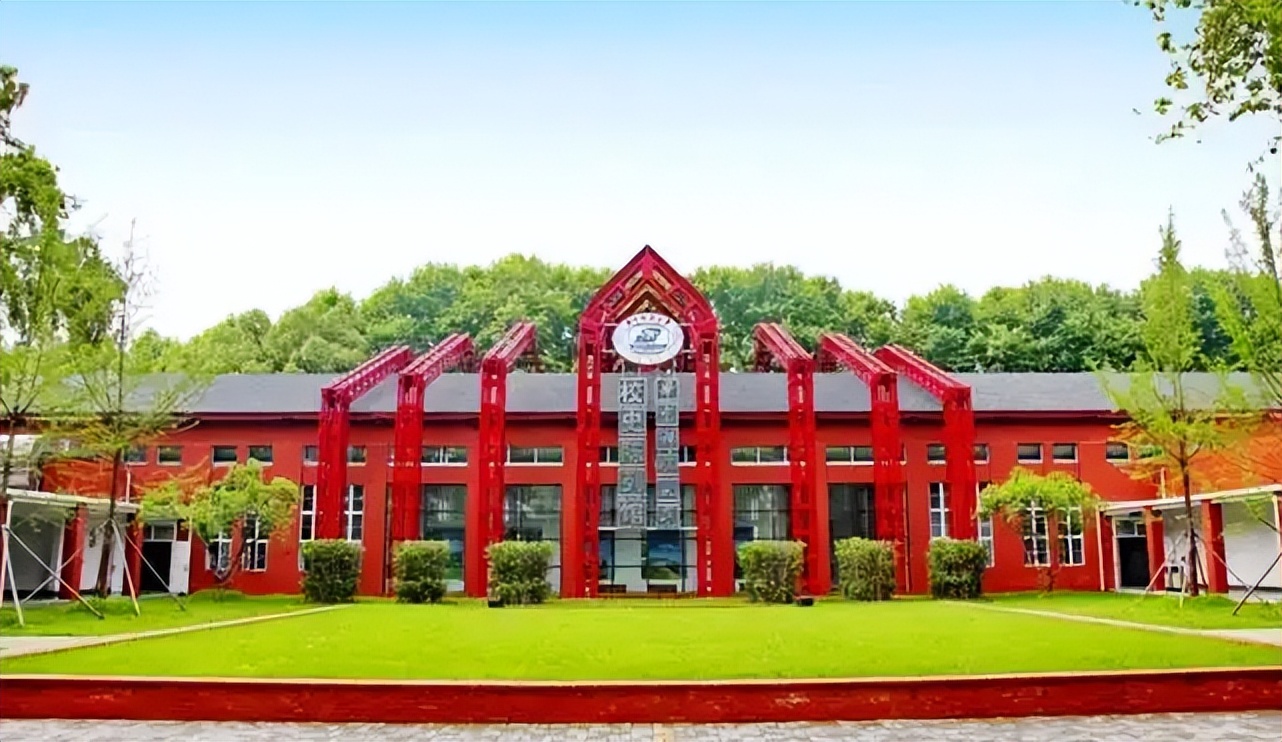 这所大学很豪横，校内建有37个食堂5个地铁站，是干饭学生的天堂