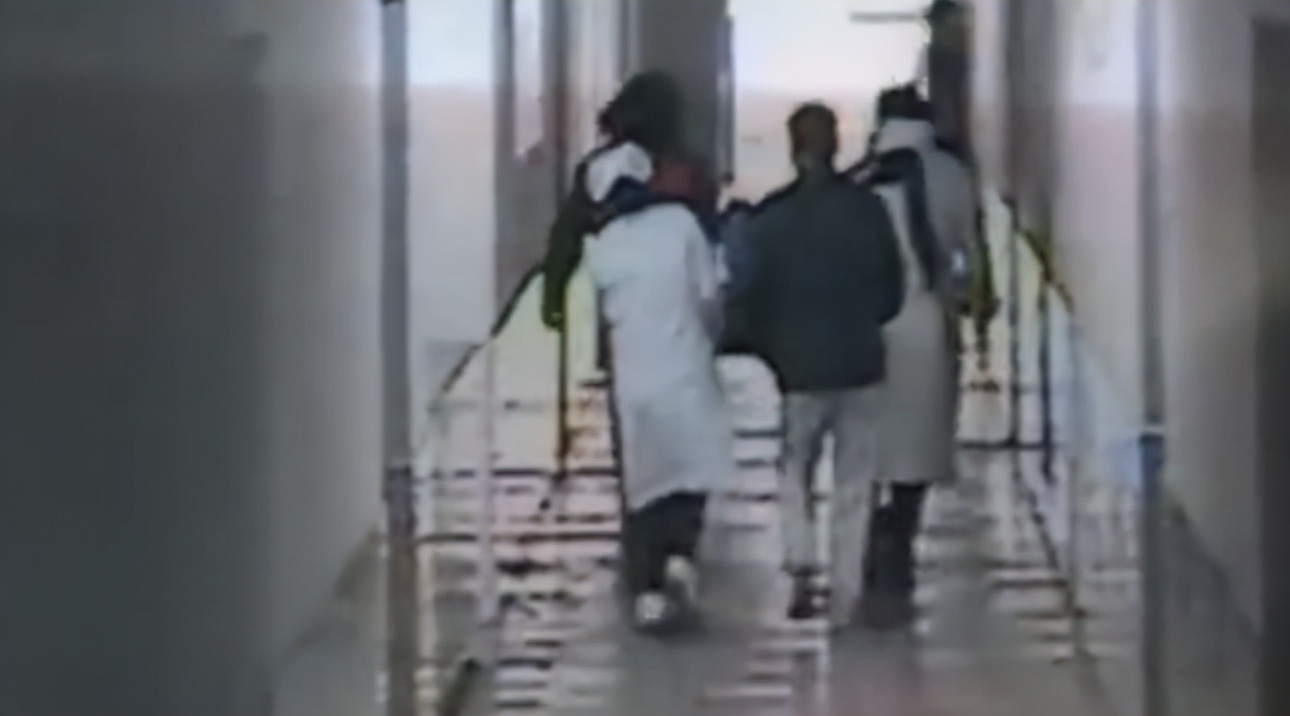 故事：湖南一女大学生精神失常，甘愿与50岁拾荒者生子，母亲崩溃