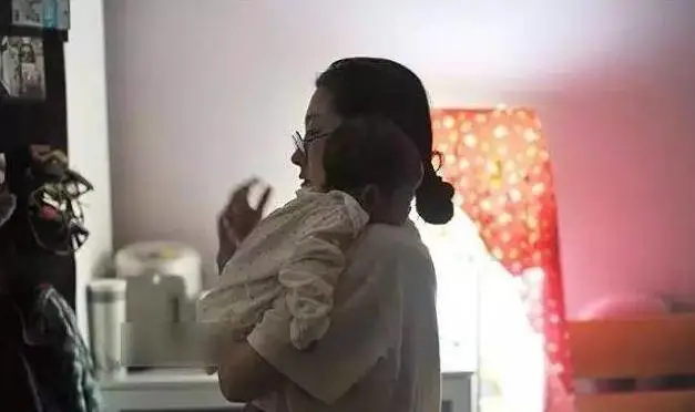 大妈一连摊3个煎饼，手法特殊让女孩质疑身份，大妈的话意味深长