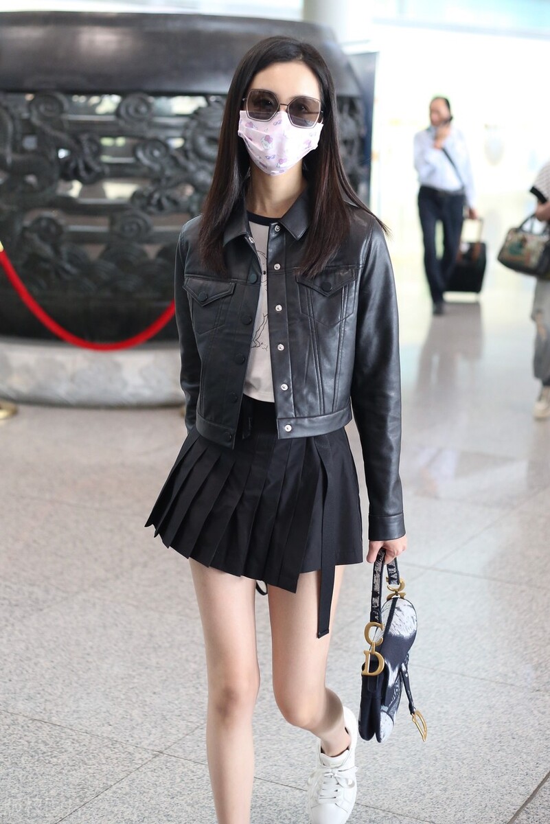 陈都灵短皮衣搭百褶短裙 甜酷十足时髦精致