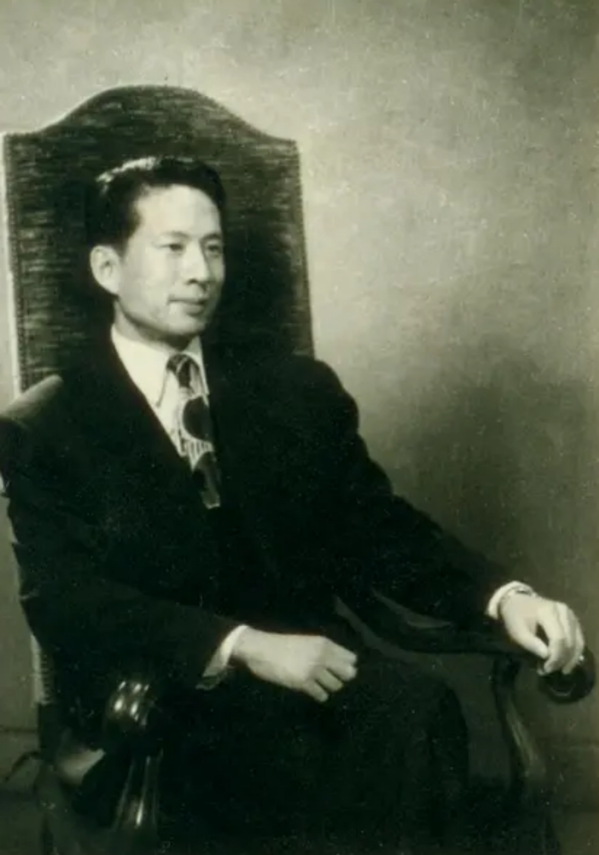 冯喆死后,妻子常常拿着冯喆的照片发呆流泪,最终,冯喆在49岁的时候