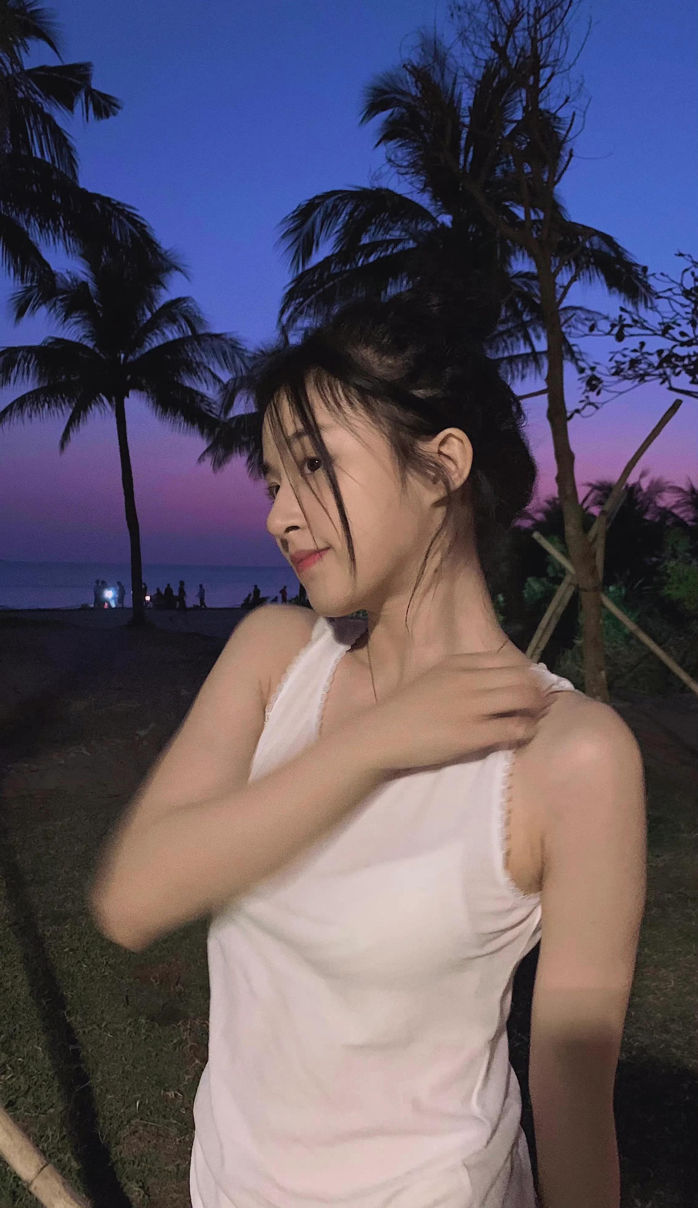 颜值控精选系列——甜妹爱笑的严屹南小姐姐海边随拍花絮