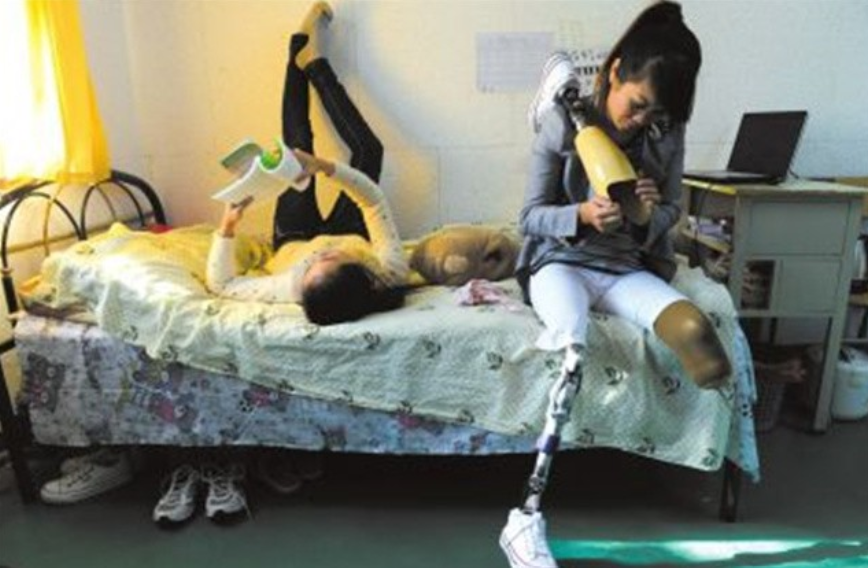 安徽女子舍命救夫，失去双腿后被丈夫抛弃，她如今怎样了？