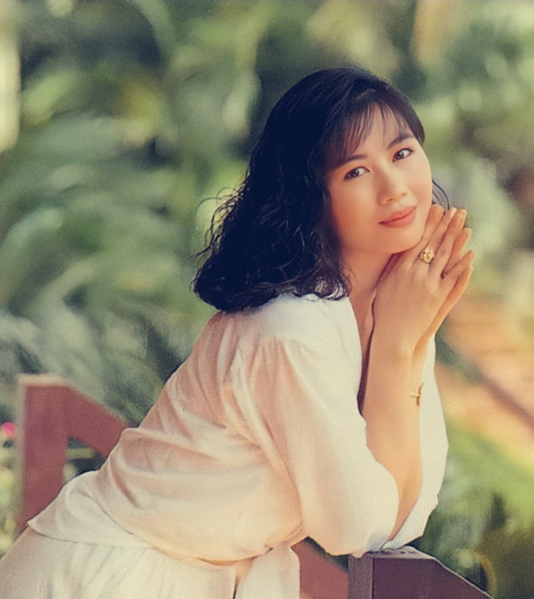 杨宝玲:一婚遇渣男名声尽毁,二嫁富豪被抛弃,三婚嫁初恋获幸福