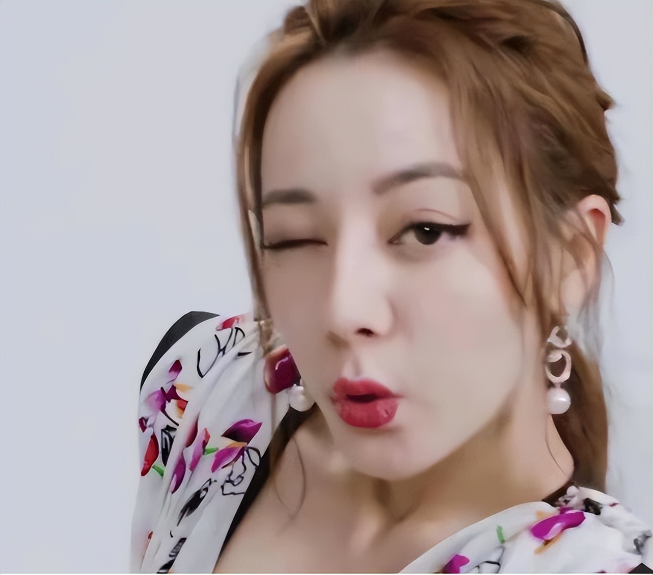 万茜嘟嘴，热巴、吴宣仪眨眼，女星油起来和男星简直不相上下