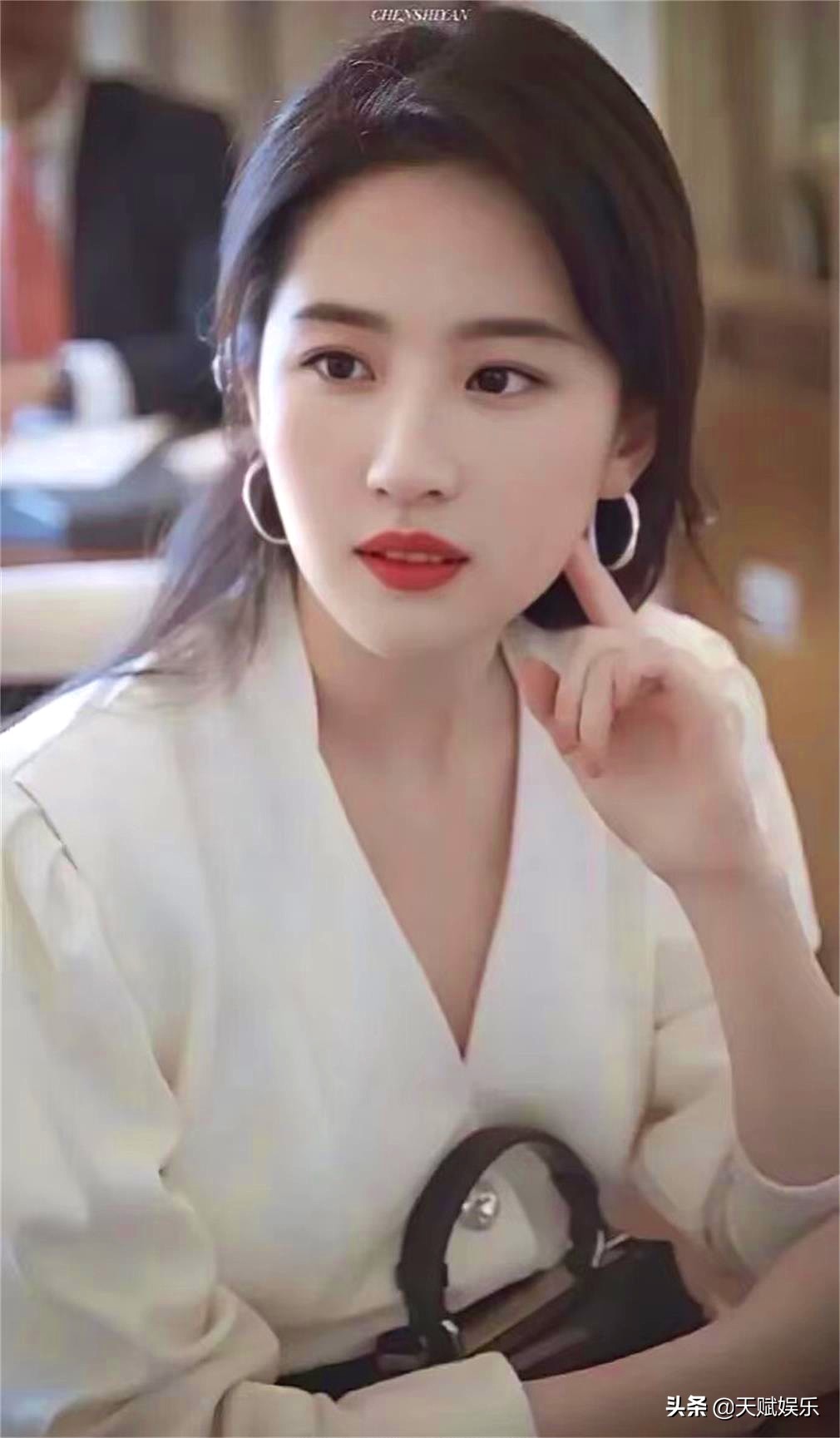 影视女演员、歌手刘亦菲夏季穿搭相片11-20