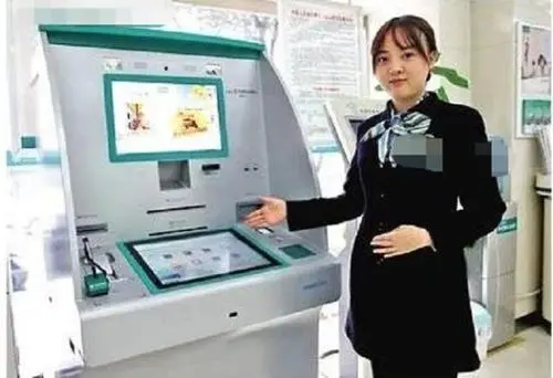 为什么银行工作人员帮你开通手机银行时这么热情？原因是什么？