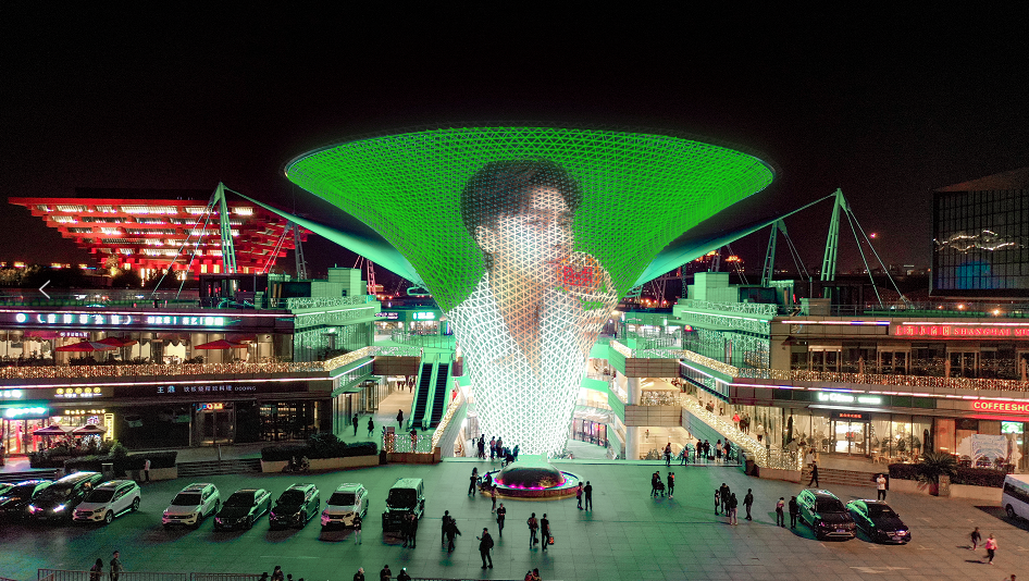 李易峰出道14周年，点亮6城户外地标广告，与偶像近距离互动？