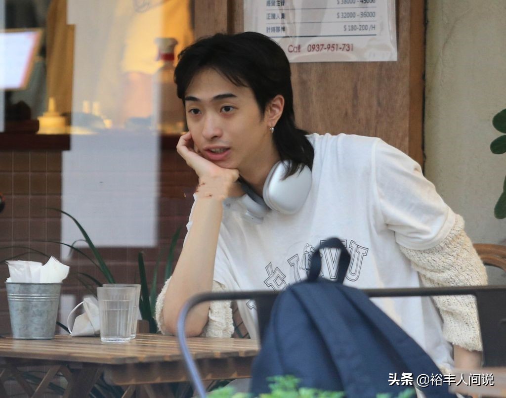 庾澄庆儿子难得打扮正常！吞云吐雾颇为老练，与女伴一同进更衣室