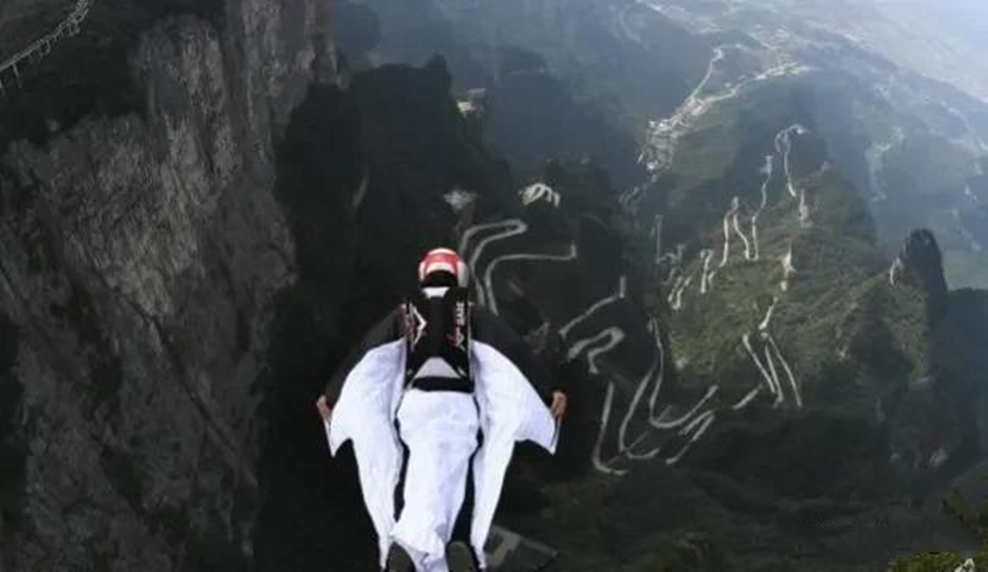 2020年，大学生刘安在天门山翼装飞行时遇难，这项极限运动值得吗