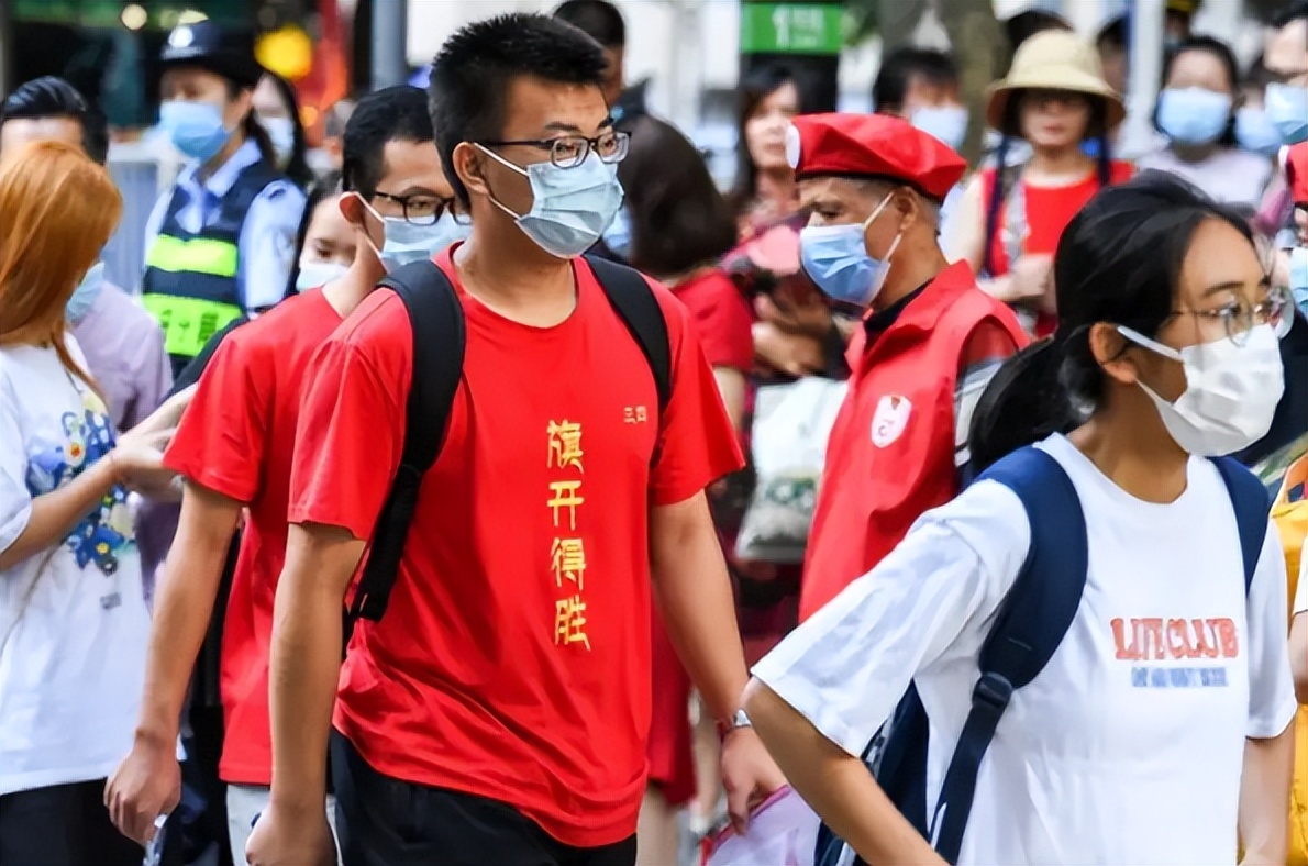 上海高考延期举行，考生复习时间又多了一个月，家长却喜忧参半