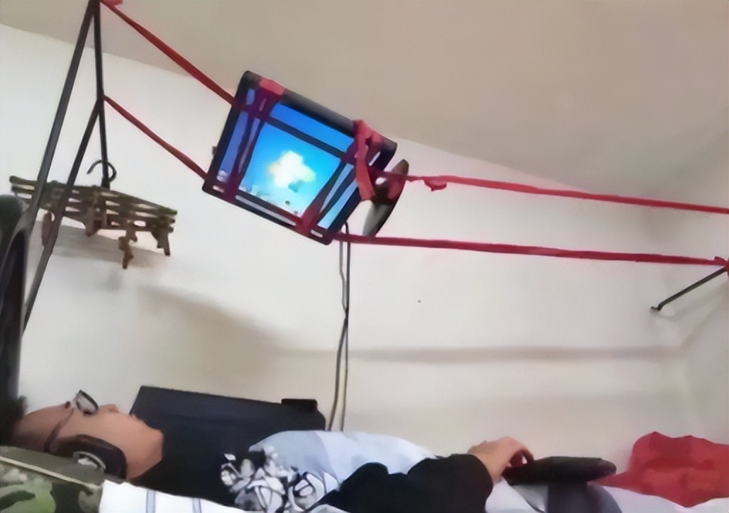 大学生宿舍又现“神操作”，堪比达人秀现场，大学生咋这么有才？