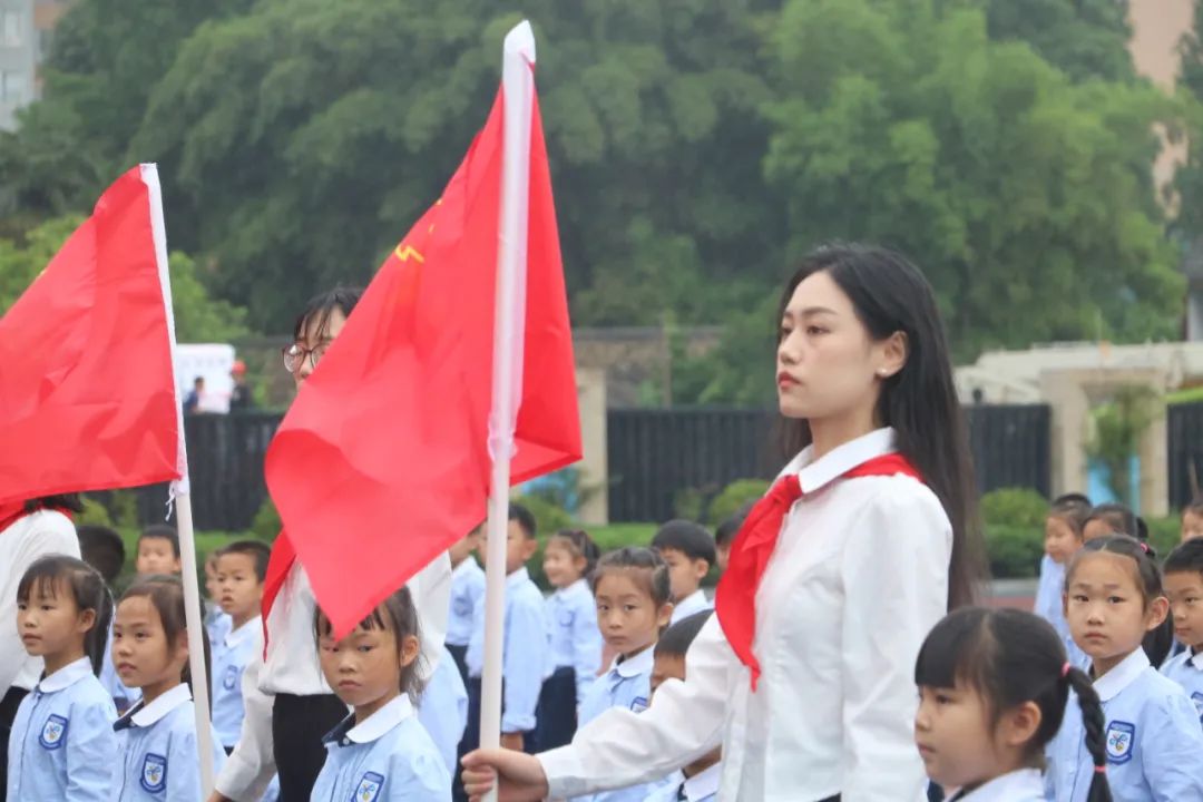 成都市双流区实验小学外国语学校有序推进新队员入队仪式课程