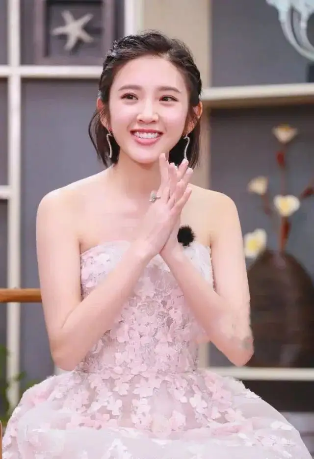 自带笑脸的6大女星 在圈内总能力挽狂澜 看她们笑感觉像吃糖一样甜