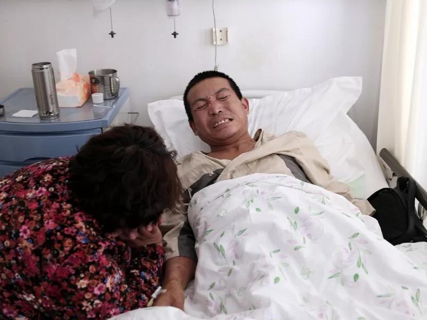 2012年，河北硬汉为省医疗费自锯病腿，没有麻药疼得咬断4颗牙