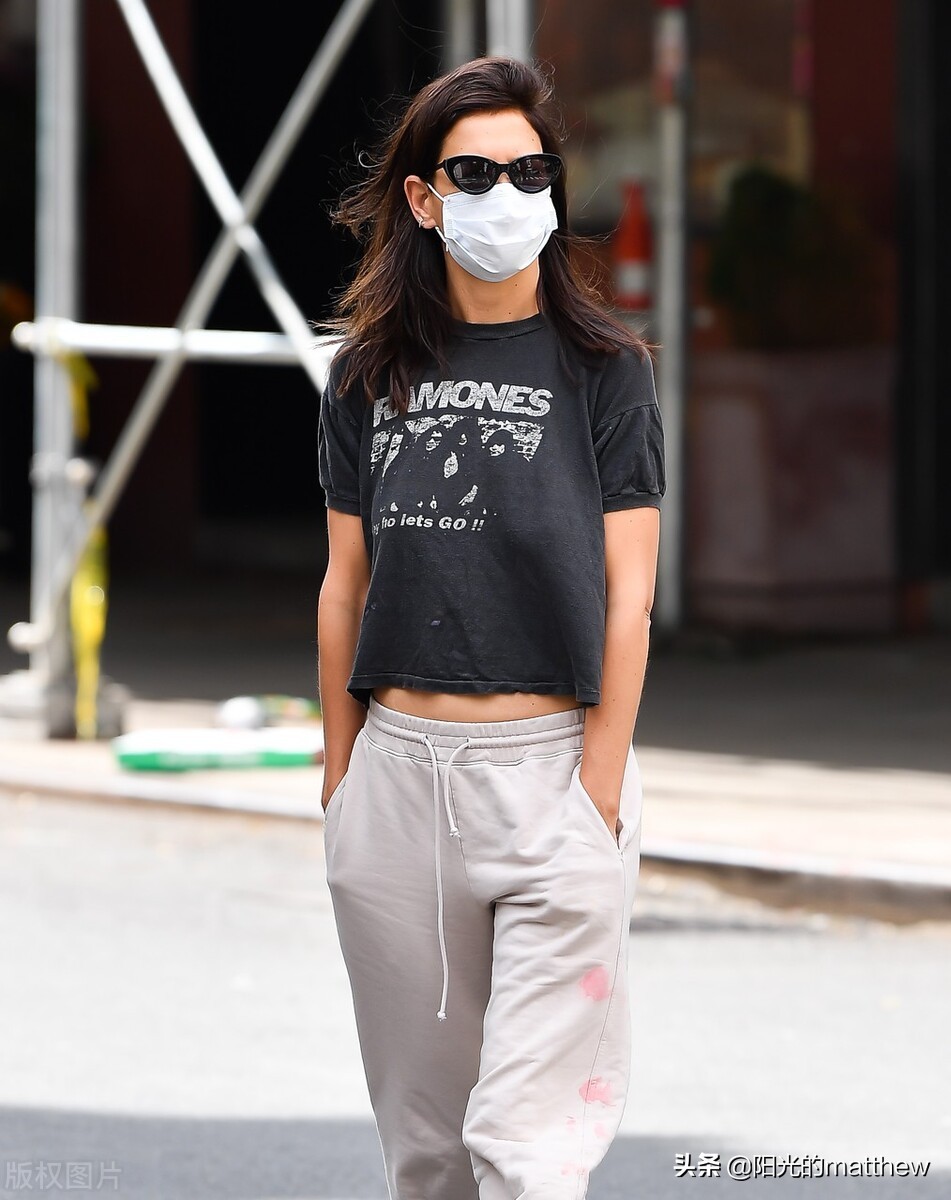 凯蒂·霍尔姆斯在纽约外出,黑色短袖九分裤休闲随性