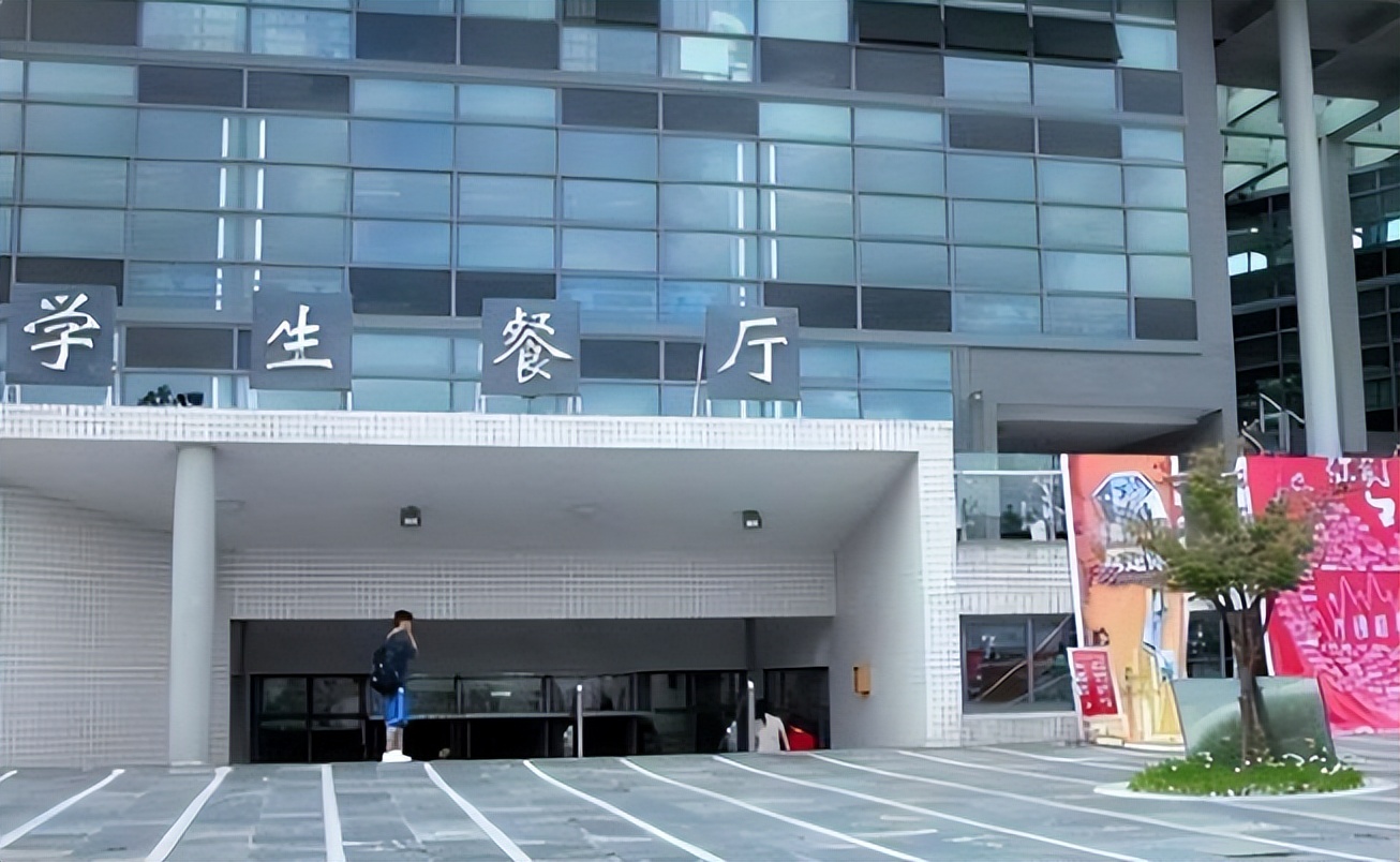 这所大学很豪横，校内建有37个食堂5个地铁站，是干饭学生的天堂