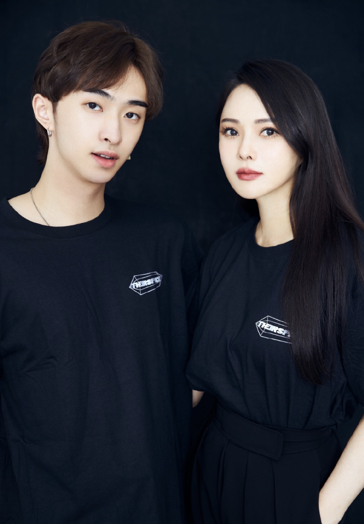 庾澄庆首晒儿子高清正脸，为哈利庆祝20岁生日，父子互动好温馨